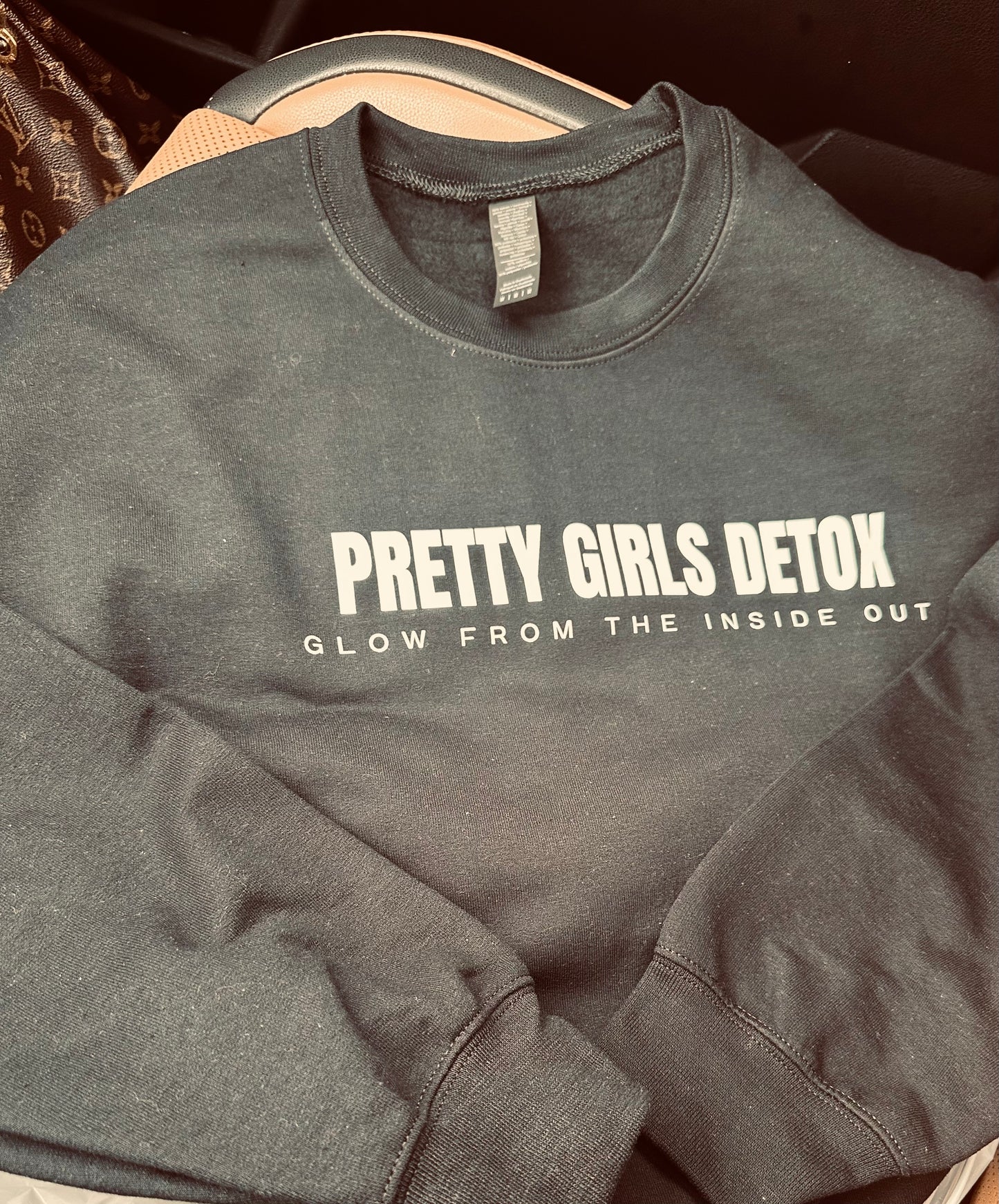PRETTY GIRLS DETOX Statement Sweatshirt – “Glow From The Inside Out”